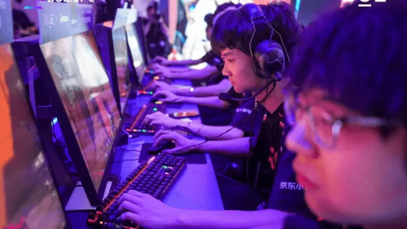 WBG教练组BP争议：放弃版本强势英雄致阵容容错率低下，粉丝怒斥教练组下课